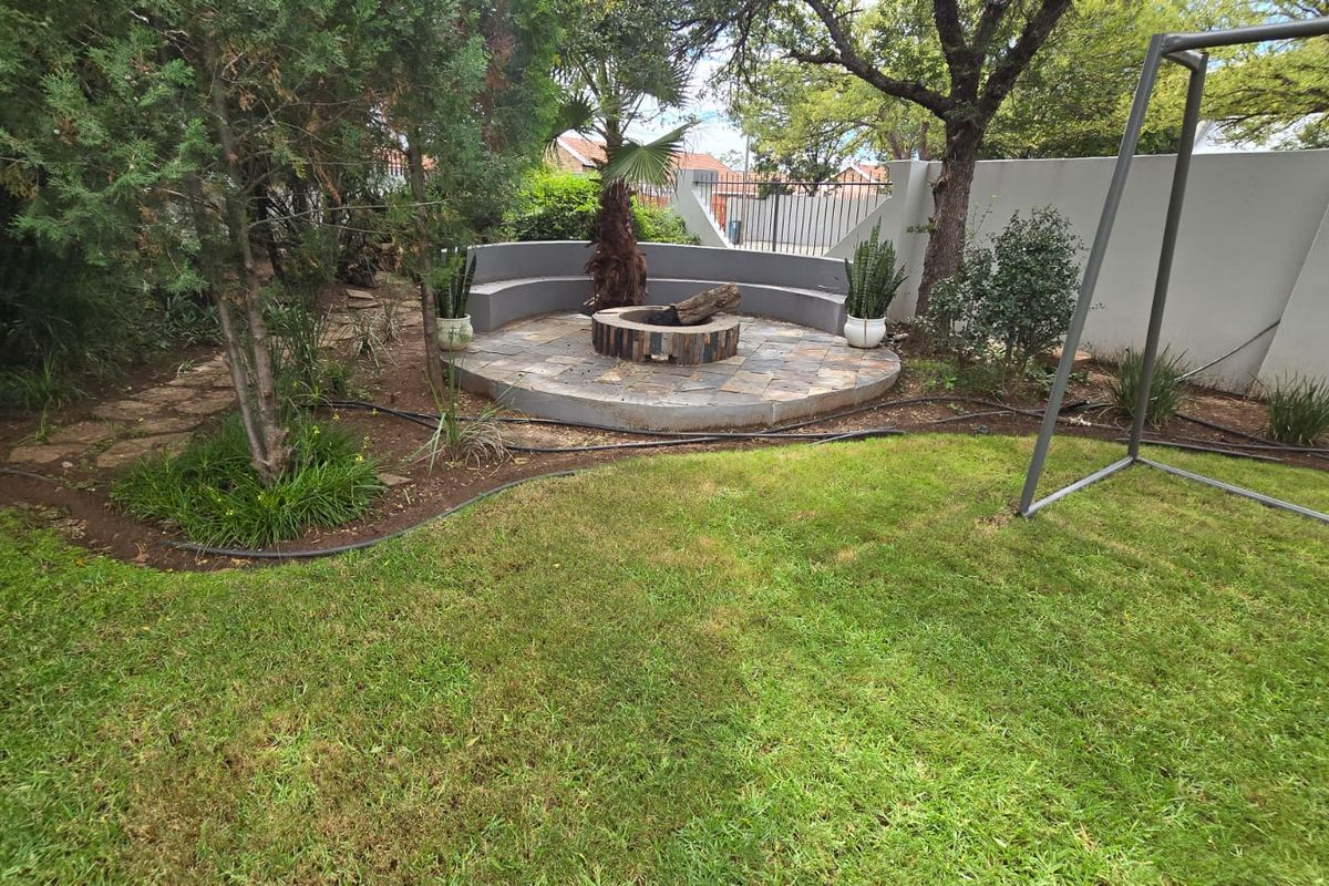 Really spacious and tastefully upgraded home in a quiet street. Families will thrive here. - Photo 2