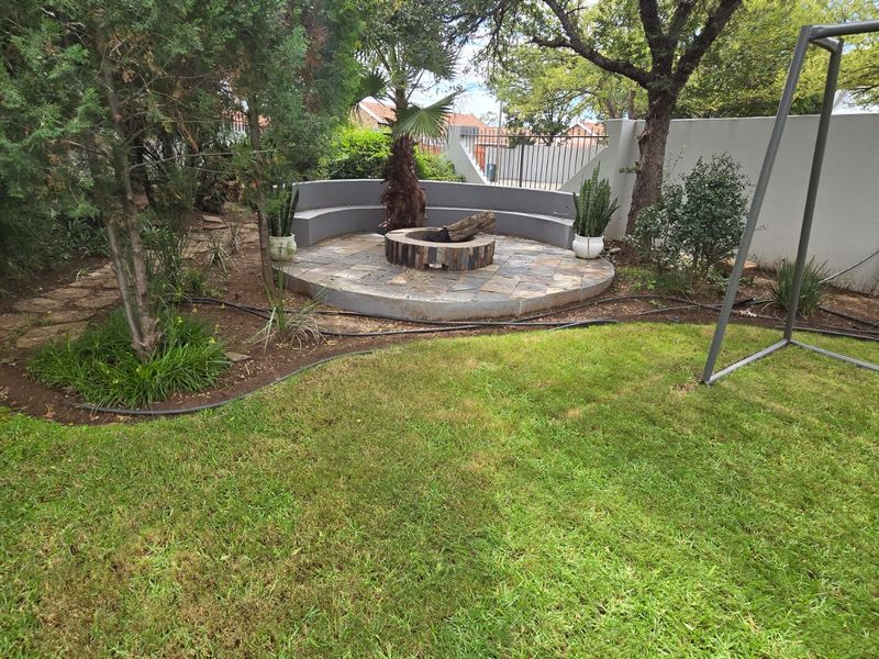 Really spacious and tastefully upgraded home in a quiet street. Families will thrive here. - Photo 2