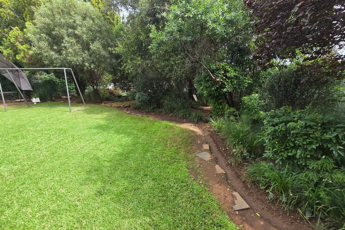 Really spacious and tastefully upgraded home in a quiet street. Families will thrive here. - Photo 4
