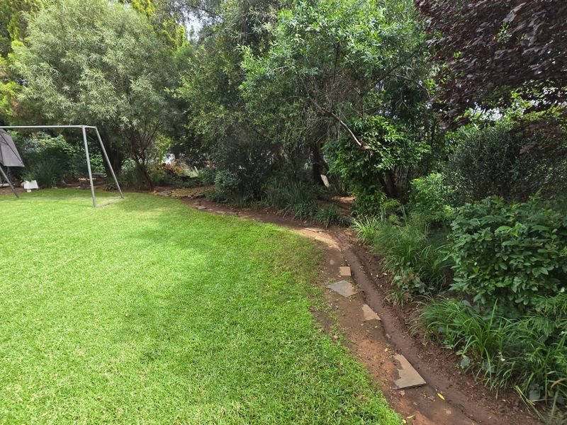 Really spacious and tastefully upgraded home in a quiet street. Families will thrive here. - Photo 4