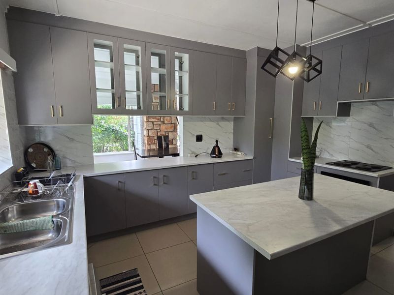 Really spacious and tastefully upgraded home in a quiet street. Families will thrive here. - Photo 10