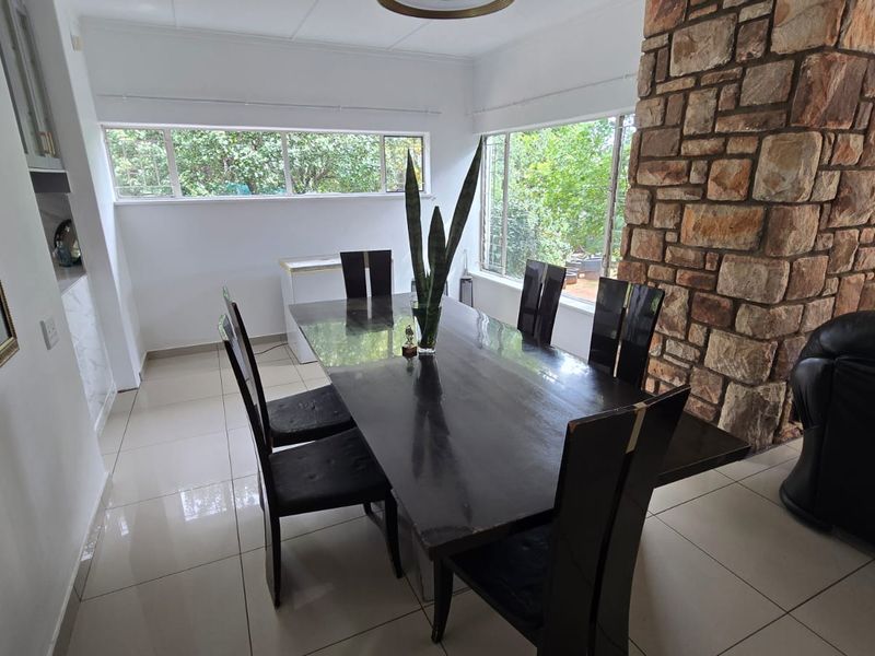 Really spacious and tastefully upgraded home in a quiet street. Families will thrive here. - Photo 9