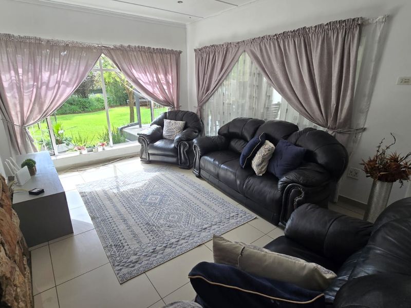 Really spacious and tastefully upgraded home in a quiet street. Families will thrive here. - Photo 7
