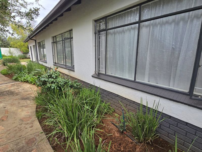 Really spacious and tastefully upgraded home in a quiet street. Families will thrive here. - Photo 5