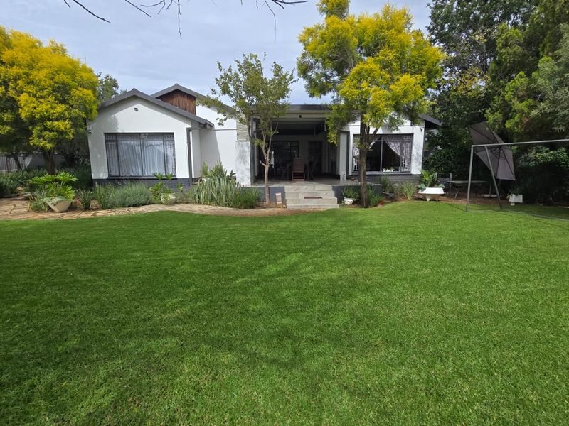Really spacious and tastefully upgraded home in a quiet street. Families will thrive here. - Photo 1