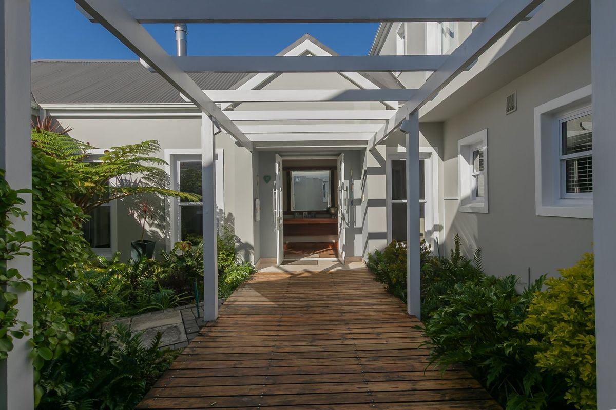 Exceptional Waterfront Living with Iconic Views - Photo 3