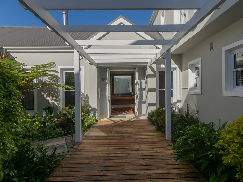 Exceptional Waterfront Living with Iconic Views - Photo 3