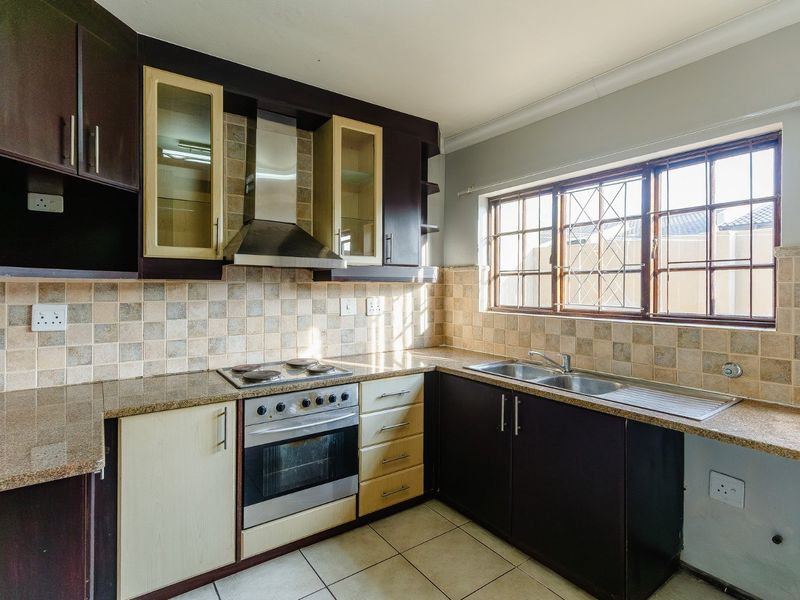 Stunning Pet-Friendly Unit with Private Pool – Your Perfect Family Home! - Photo 3