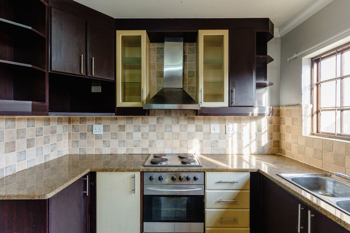 Stunning Pet-Friendly Unit with Private Pool – Your Perfect Family Home! - Photo 5