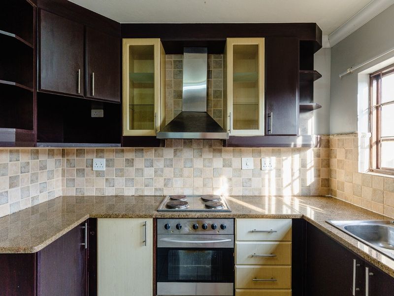 Stunning Pet-Friendly Unit with Private Pool – Your Perfect Family Home! - Photo 5