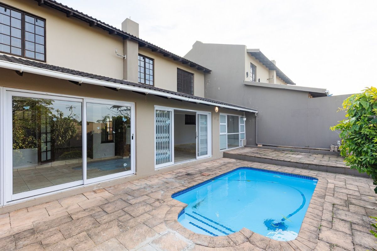 Stunning Pet-Friendly Unit with Private Pool – Your Perfect Family Home! - Photo 2