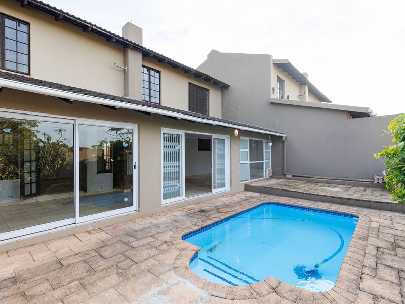 Stunning Pet-Friendly Unit with Private Pool – Your Perfect Family Home! - Photo 2