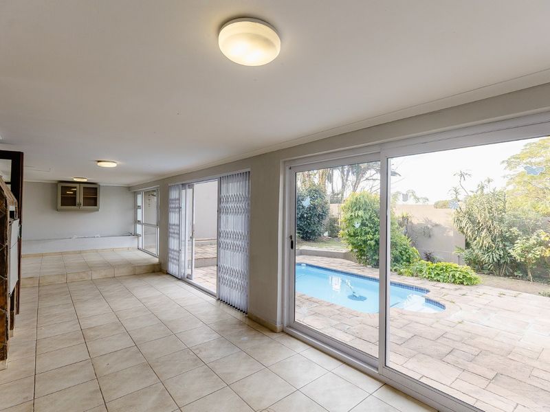 Stunning Pet-Friendly Unit with Private Pool – Your Perfect Family Home! - Photo 9