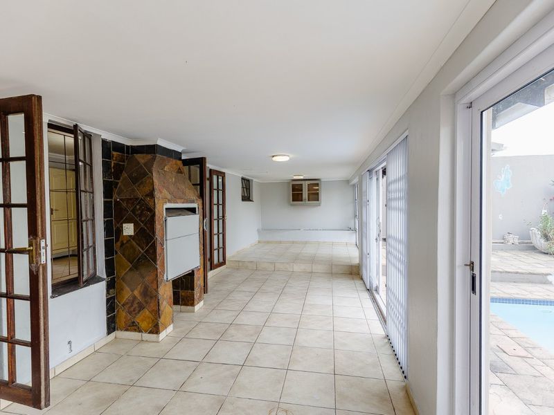 Stunning Pet-Friendly Unit with Private Pool – Your Perfect Family Home! - Photo 10