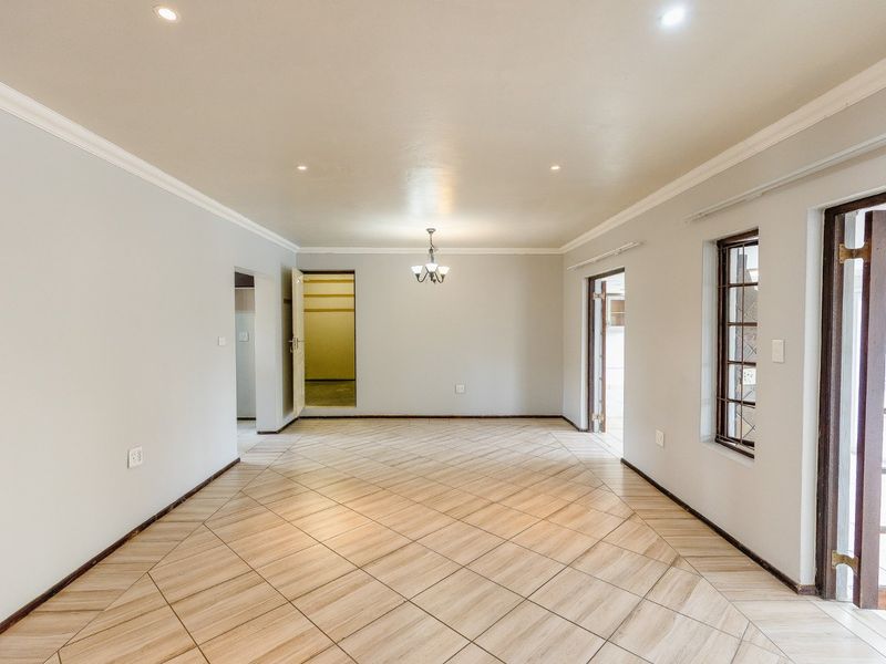 Stunning Pet-Friendly Unit with Private Pool – Your Perfect Family Home! - Photo 8