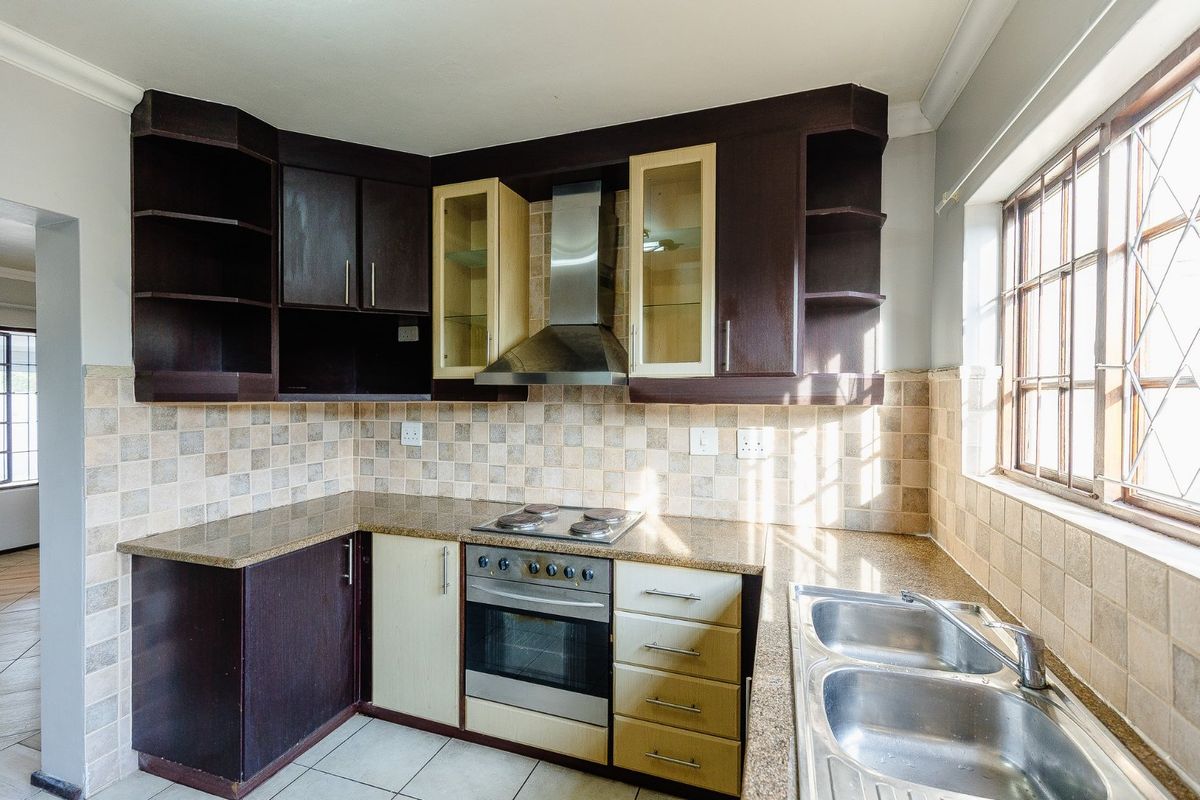 Stunning Pet-Friendly Unit with Private Pool – Your Perfect Family Home! - Photo 4