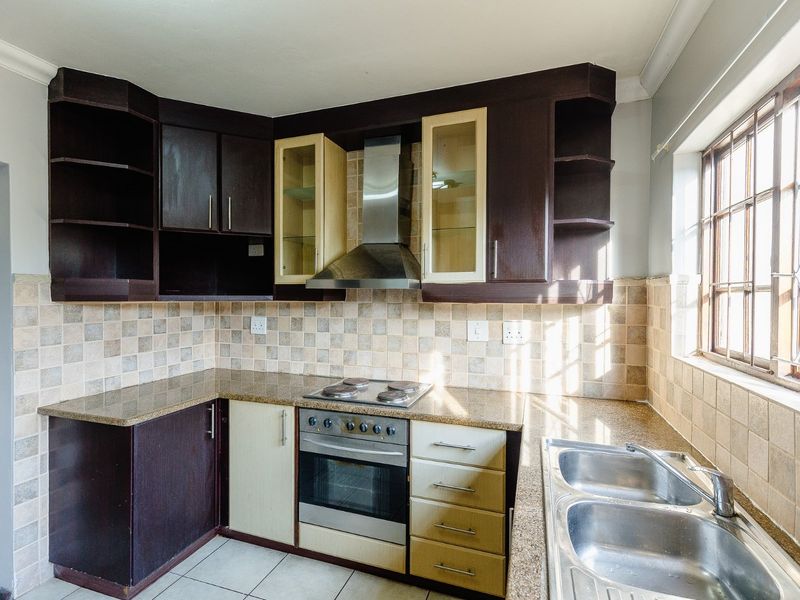 Stunning Pet-Friendly Unit with Private Pool – Your Perfect Family Home! - Photo 4