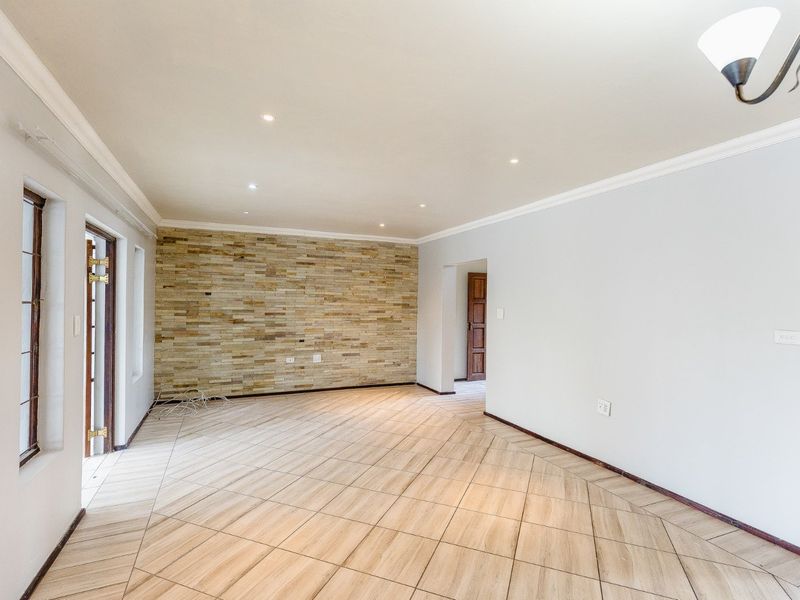 Stunning Pet-Friendly Unit with Private Pool – Your Perfect Family Home! - Photo 7