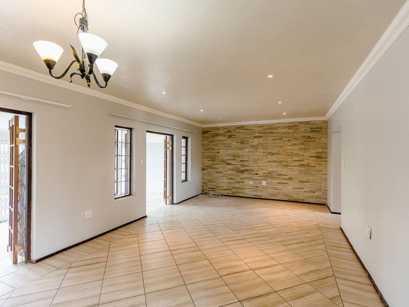 Stunning Pet-Friendly Unit with Private Pool – Your Perfect Family Home! - Photo 6