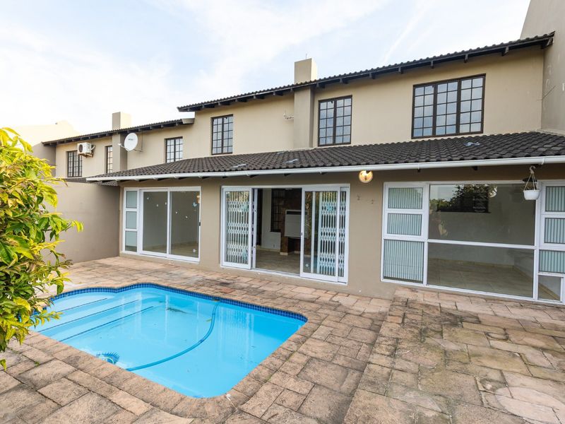 Stunning Pet-Friendly Unit with Private Pool – Your Perfect Family Home! - Photo 1