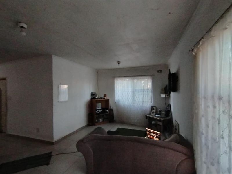 2 BED GROUND FLOOR FOR SALE IN GOLDEN OLDIE EIKENHOF FLATS - Photo 2