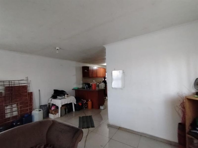 2 BED GROUND FLOOR FOR SALE IN GOLDEN OLDIE EIKENHOF FLATS - Photo 3