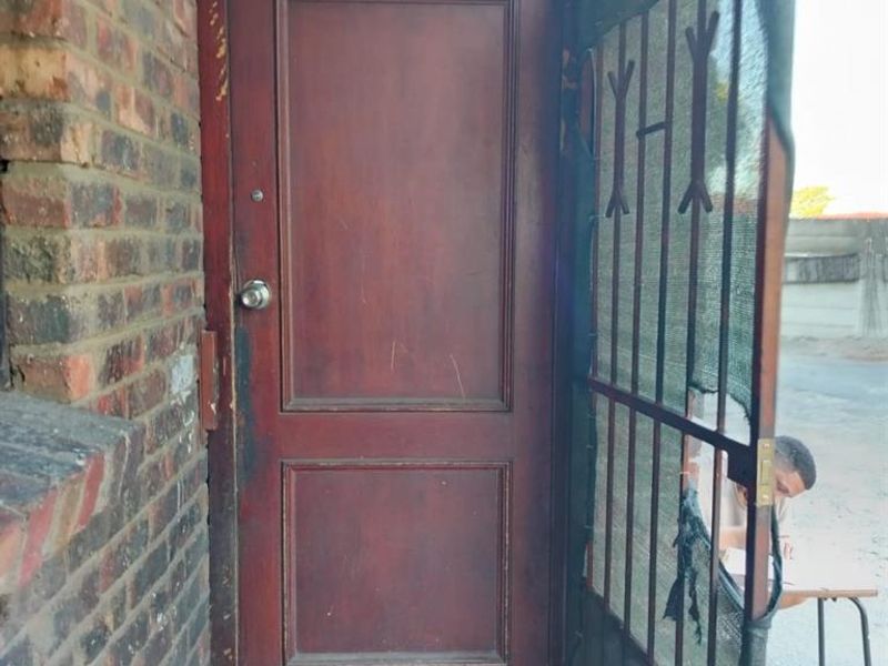 2 BED GROUND FLOOR FOR SALE IN GOLDEN OLDIE EIKENHOF FLATS - Photo 1