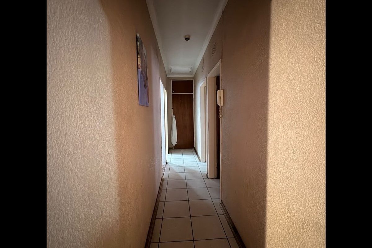 Comfortable 2-bedroom sectional title flat in Meiringspark with private patio, garage, and excellent location near schools and shops. - Photo 4