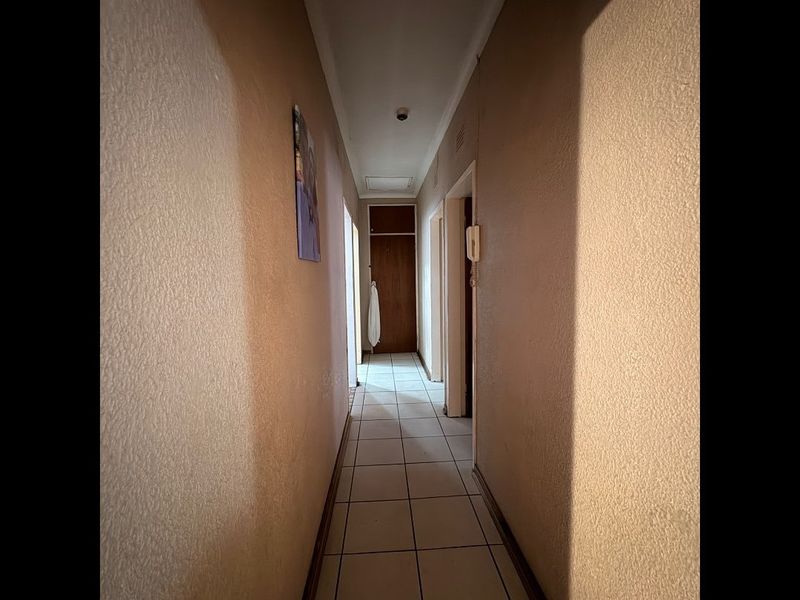 Comfortable 2-bedroom sectional title flat in Meiringspark with private patio, garage, and excellent location near schools and shops. - Photo 4