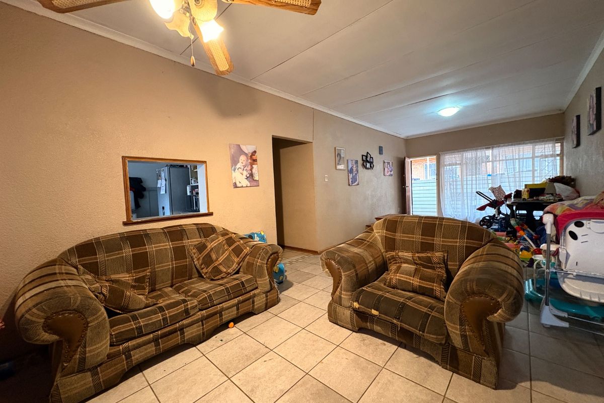 Comfortable 2-bedroom sectional title flat in Meiringspark with private patio, garage, and excellent location near schools and shops. - Photo 5