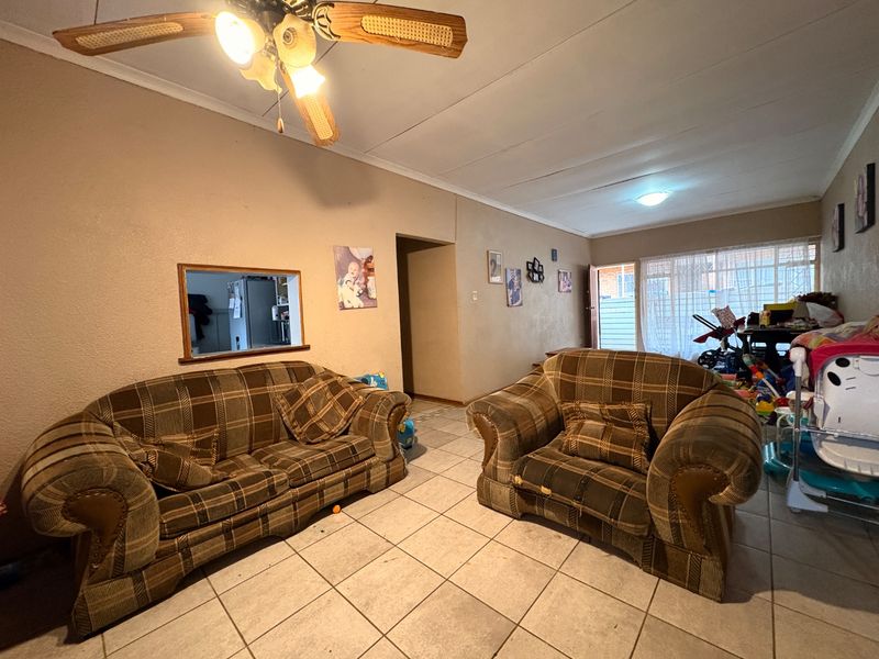 Comfortable 2-bedroom sectional title flat in Meiringspark with private patio, garage, and excellent location near schools and shops. - Photo 5