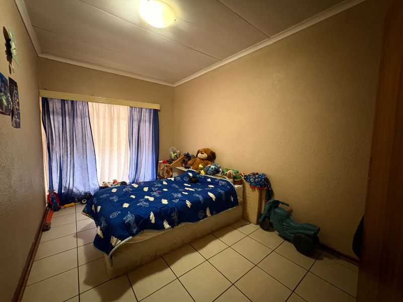 Comfortable 2-bedroom sectional title flat in Meiringspark with private patio, garage, and excellent location near schools and shops. - Photo 10