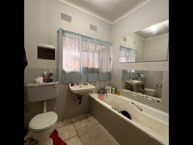 Comfortable 2-bedroom sectional title flat in Meiringspark with private patio, garage, and excellent location near schools and shops. - Photo 9