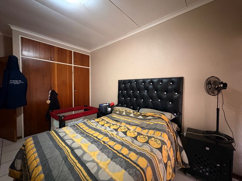 Comfortable 2-bedroom sectional title flat in Meiringspark with private patio, garage, and excellent location near schools and shops. - Photo 8