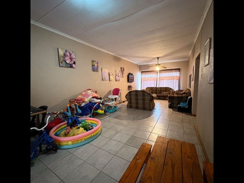 Comfortable 2-bedroom sectional title flat in Meiringspark with private patio, garage, and excellent location near schools and shops. - Photo 6