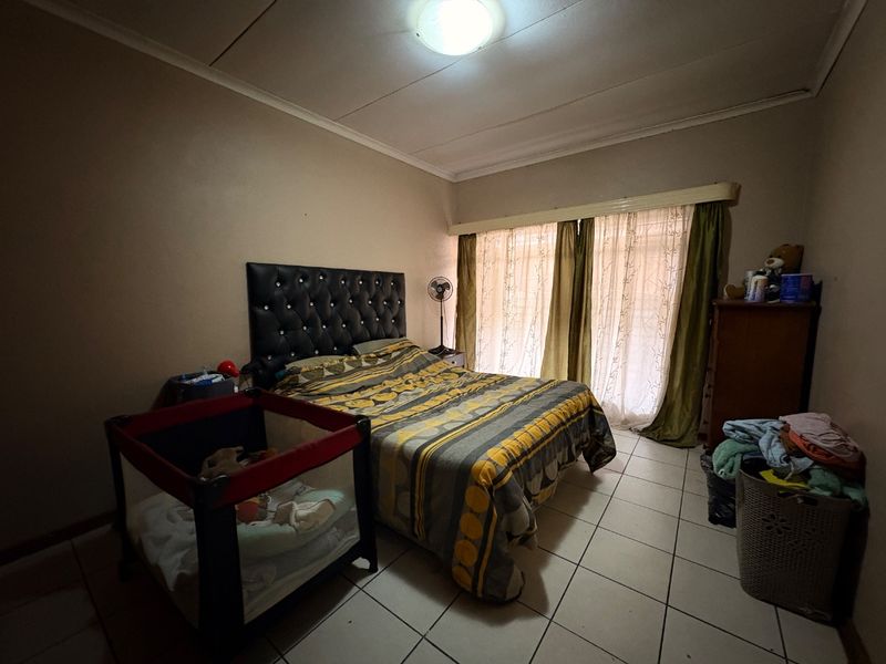 Comfortable 2-bedroom sectional title flat in Meiringspark with private patio, garage, and excellent location near schools and shops. - Photo 7
