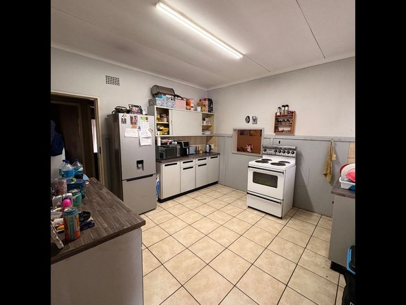 Comfortable 2-bedroom sectional title flat in Meiringspark with private patio, garage, and excellent location near schools and shops. - Photo 2