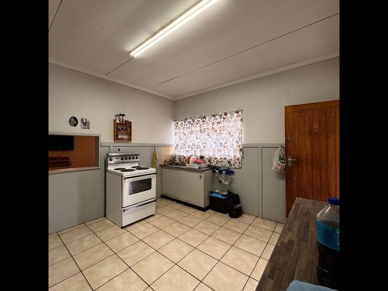 Comfortable 2-bedroom sectional title flat in Meiringspark with private patio, garage, and excellent location near schools and shops. - Photo 3