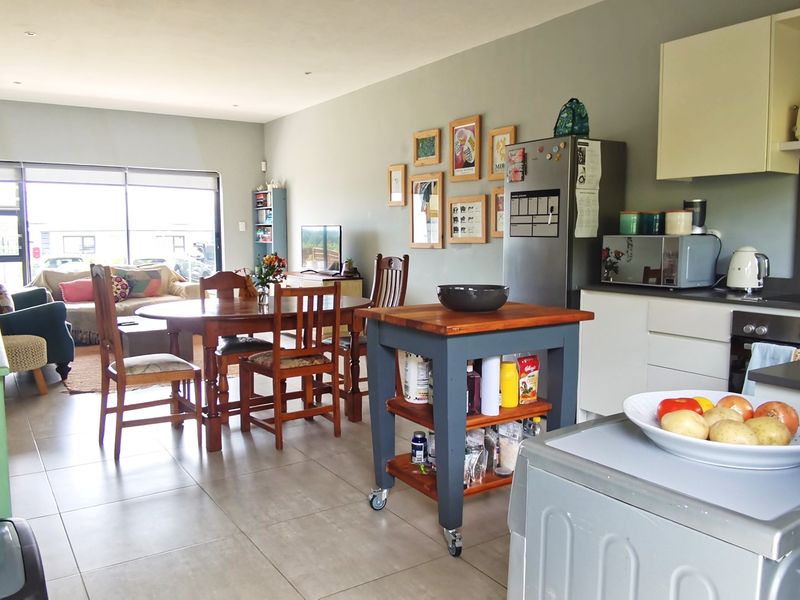 Large 2 Bed 2 Bath Ground Floor Apartment - Photo 3