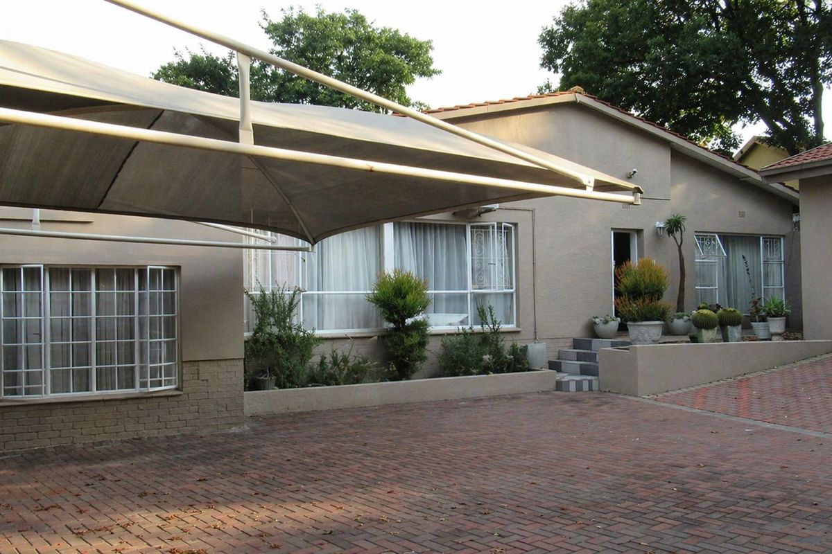 4 Bedroom House for Sale in Blairgowrie - Photo 2
