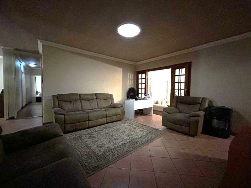 5-Bedroom Family Dream – Unmatched Value at R2 395 000! - Photo 8