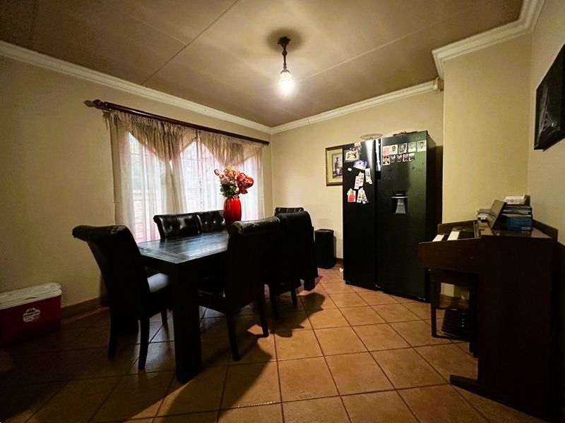 5-Bedroom Family Dream – Unmatched Value at R2 395 000! - Photo 3