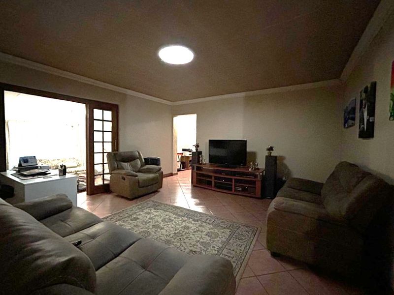 5-Bedroom Family Dream – Unmatched Value at R2 395 000! - Photo 9