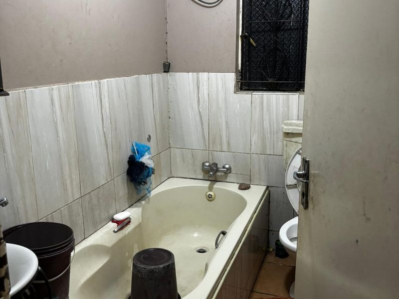 Charming 2 Bed Home in Witbank, Carport Appeal - Photo 5