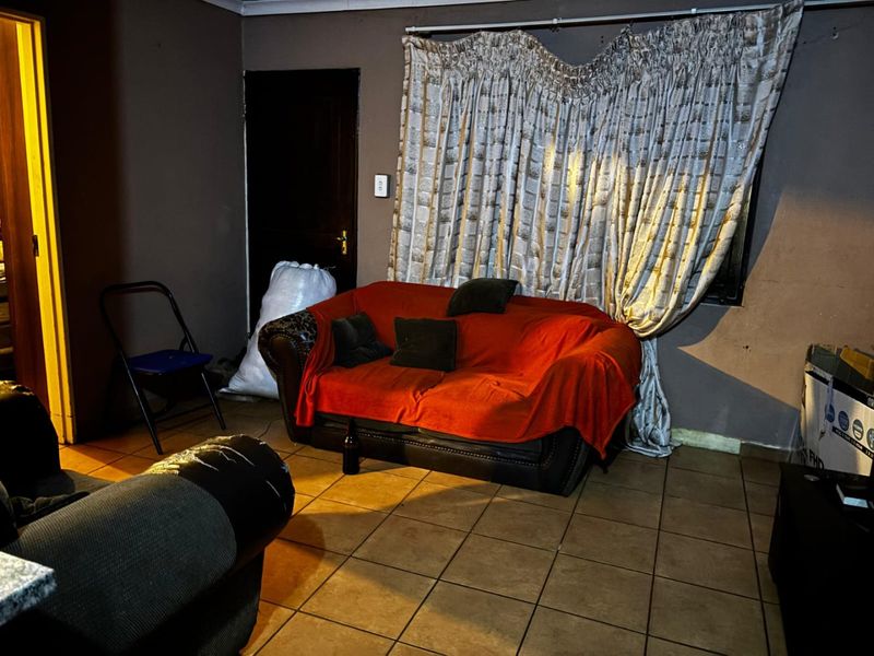 Charming 2 Bed Home in Witbank, Carport Appeal - Photo 4