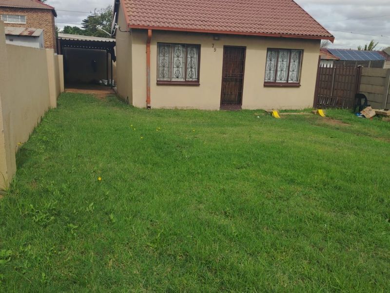 Charming 2 Bed Home in Witbank, Carport Appeal - Photo 2