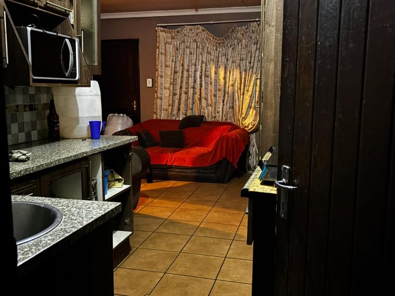 Charming 2 Bed Home in Witbank, Carport Appeal - Photo 3