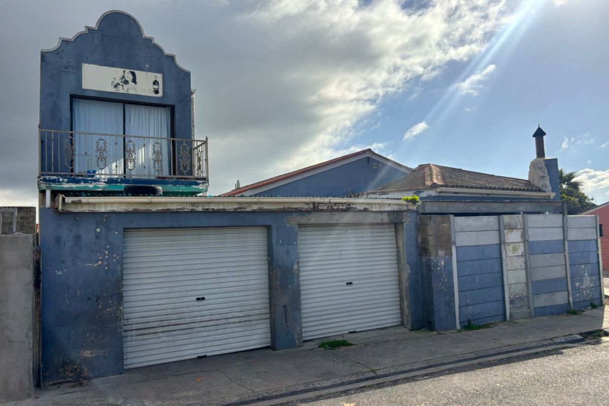 Corner 3-Bedroom Home with Separate Entrance - Photo 2