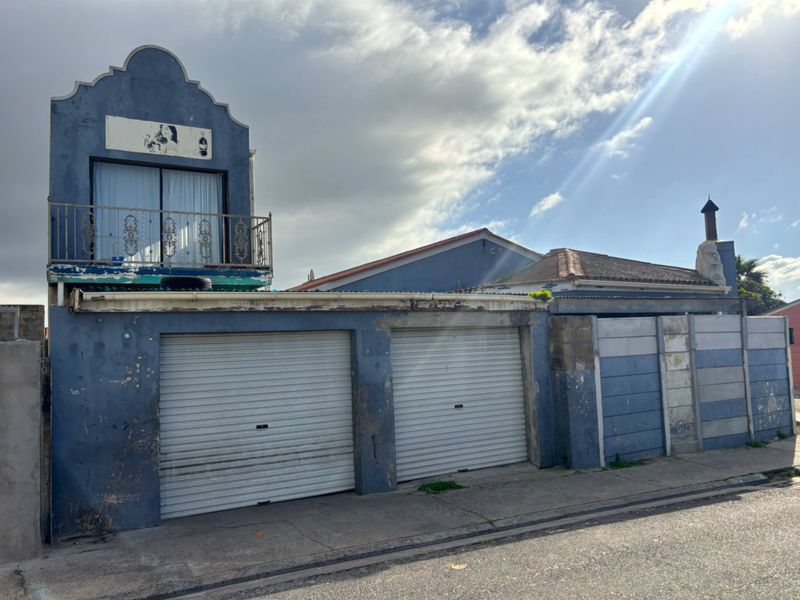 Corner 3-Bedroom Home with Separate Entrance - Photo 2