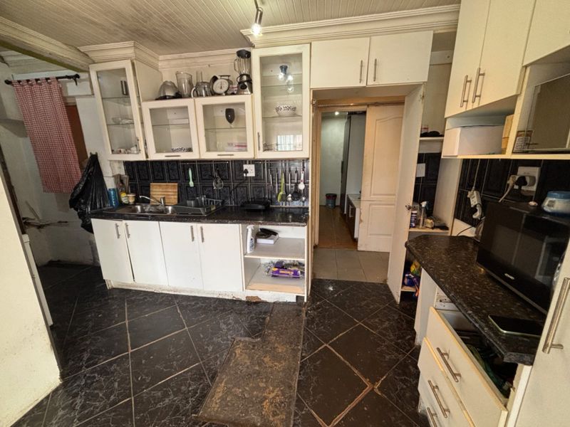 Corner 3-Bedroom Home with Separate Entrance - Photo 8